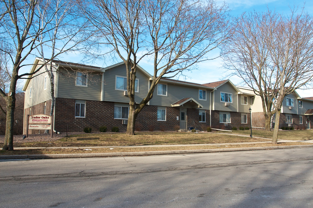 Tudor Oaks Apartments in Waukesha, WI - Foto de edificio