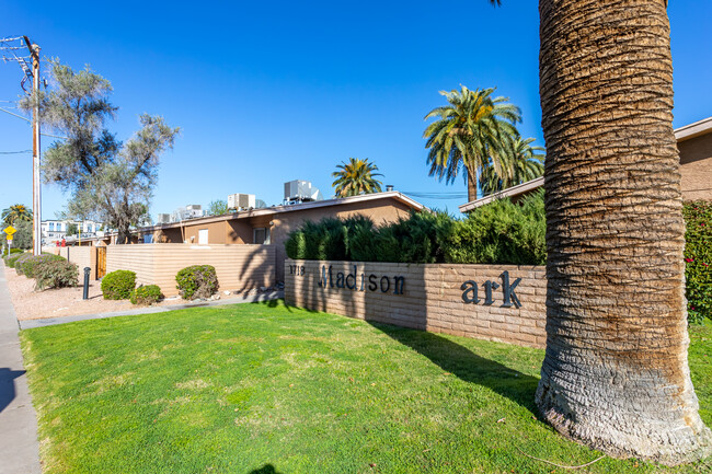 Madison Park Gardens in Phoenix, AZ - Building Photo - Building Photo