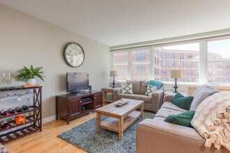 2300 N Commonwealth Ave, Unit # 06E in Chicago, IL - Building Photo - Building Photo