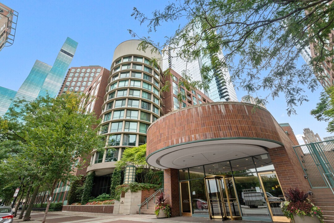 440 N McClurg Ct in Chicago, IL - Building Photo
