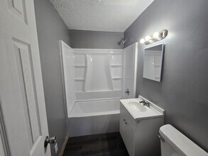 513 SE Pinecrest Dr in Topeka, KS - Building Photo - Building Photo