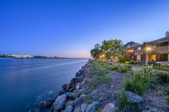 Mariners Village in Marina Del Rey, CA - Foto de edificio - Building Photo