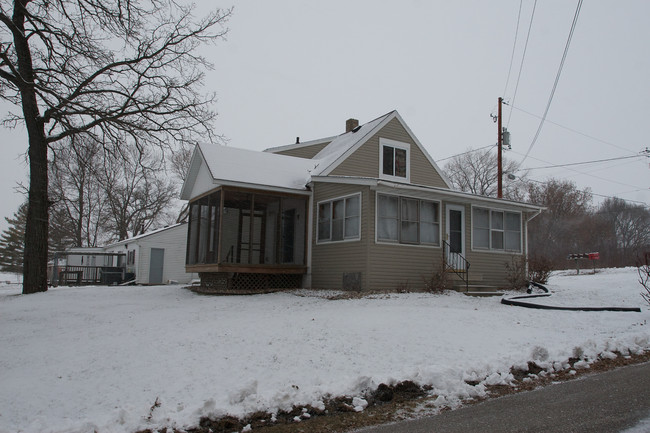 W10355 Blackhawk Trl in Fox Lake, WI - Foto de edificio - Building Photo