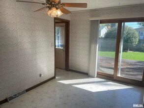 4625 Candlelight Dr in Davenport, IA - Building Photo - Building Photo