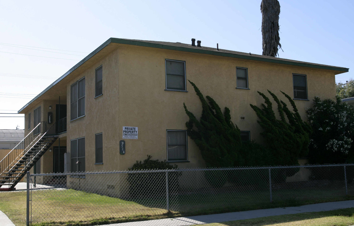 9514 Belford Ave in Los Angeles, CA - Foto de edificio