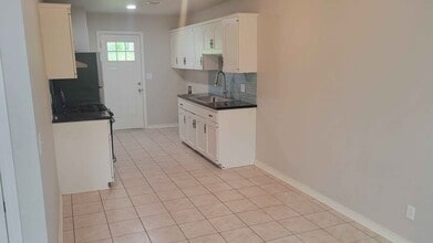 136 E Cleburn St in Fayetteville, AR - Foto de edificio - Building Photo