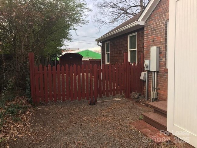 1327 St Julien St in Charlotte, NC - Building Photo - Building Photo