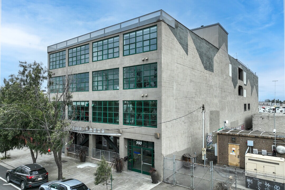 737 2nd St in Oakland, CA - Building Photo
