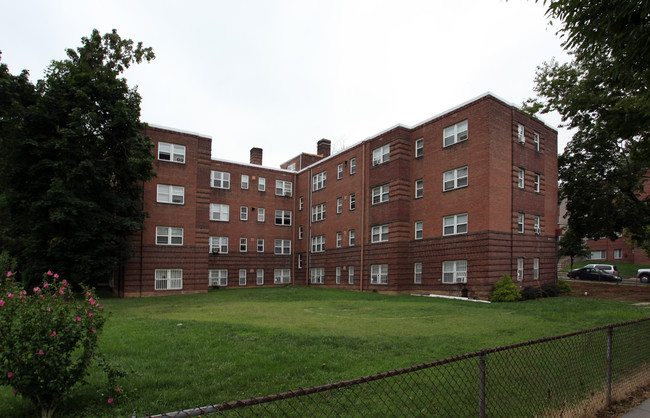 2020 19th Place SE in Washington, DC - Foto de edificio - Building Photo