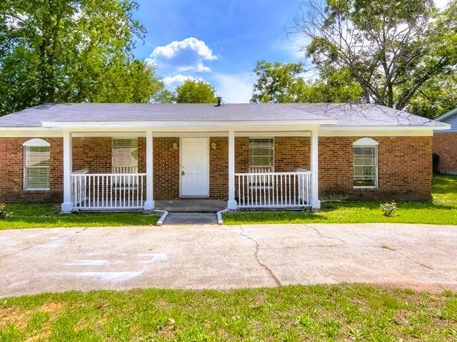 property at 2824 Meadowbrook Dr