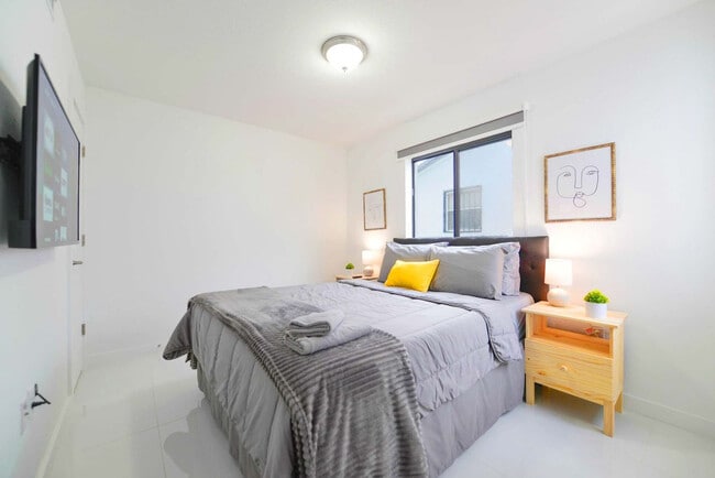 2241 NW 50th St in Miami, FL - Building Photo - Building Photo