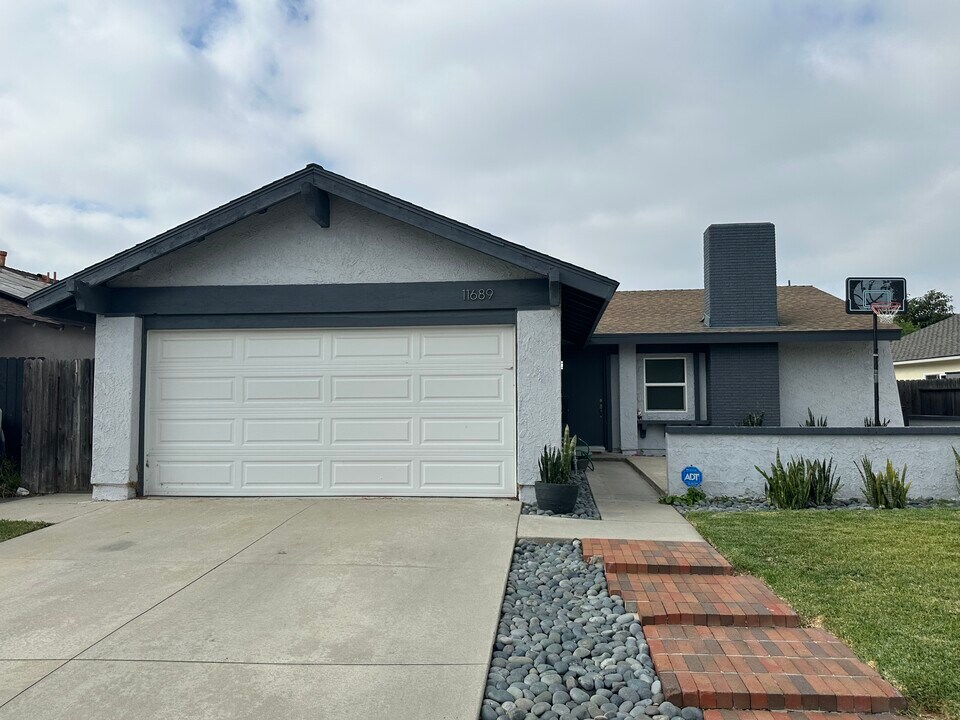 11689 Malden St in Cypress, CA - Building Photo