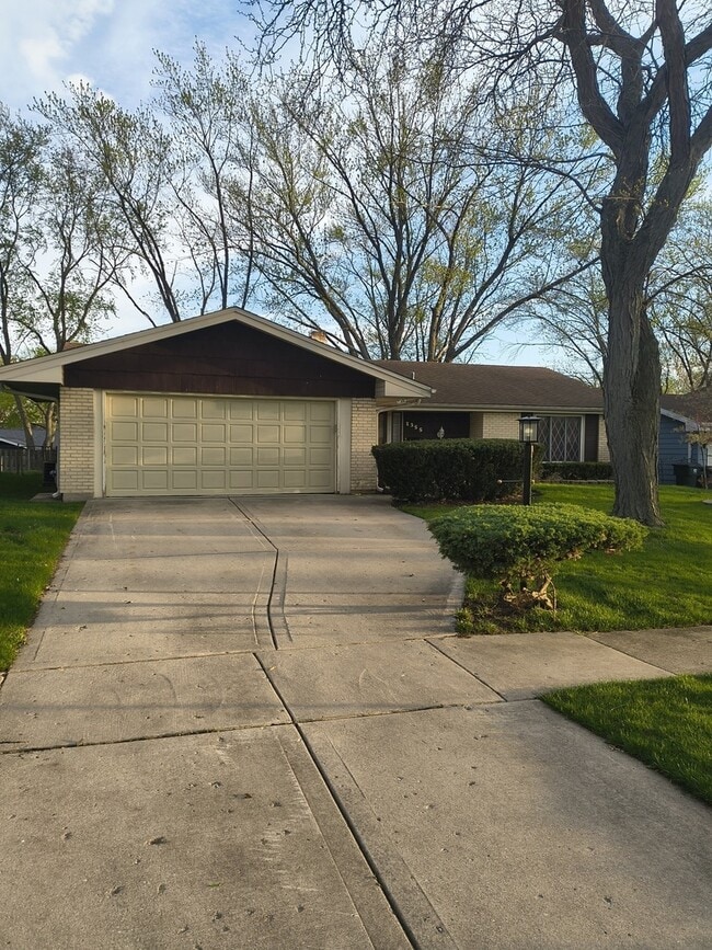 1355 Blair Ln in Hoffman Estates, IL - Building Photo - Building Photo