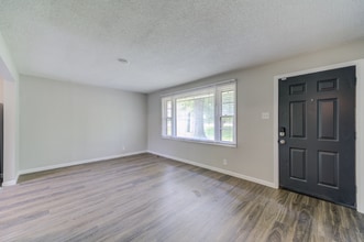 10561 Hobday Ave in St. Ann, MO - Foto de edificio - Building Photo