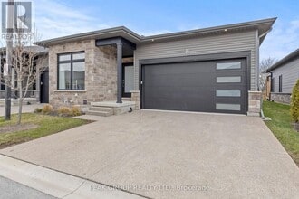 8974 Willoughby Dr in Niagara Falls, ON - Building Photo - Building Photo