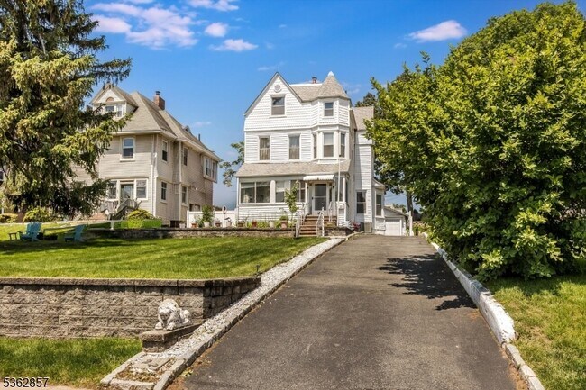 22 Forest St in Montclair, NJ - Foto de edificio - Building Photo