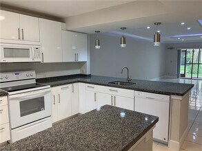 434 Lakeview Dr in Weston, FL - Building Photo - Building Photo