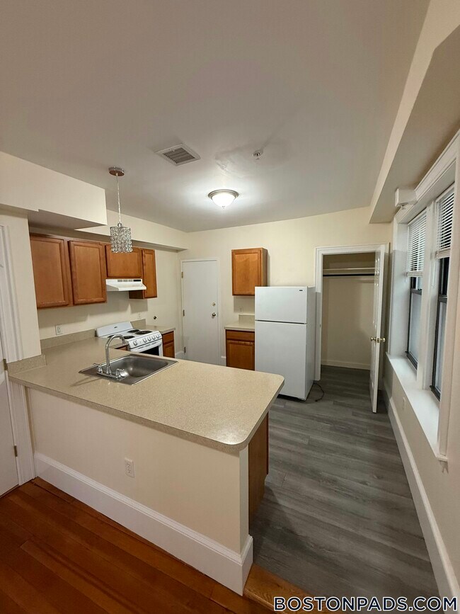 881 Massachusetts Ave in Cambridge, MA - Building Photo - Building Photo