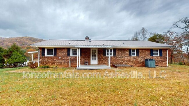 160 Beaverdam Lp Rd in Candler, NC - Building Photo - Building Photo