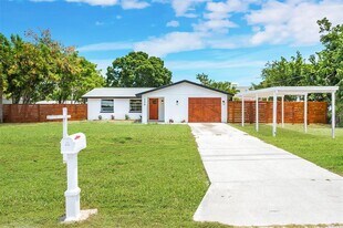 208 Palmetto Rd W in Nokomis, FL - Building Photo