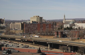 39 Spring St in Hartford, CT - Foto de edificio - Building Photo
