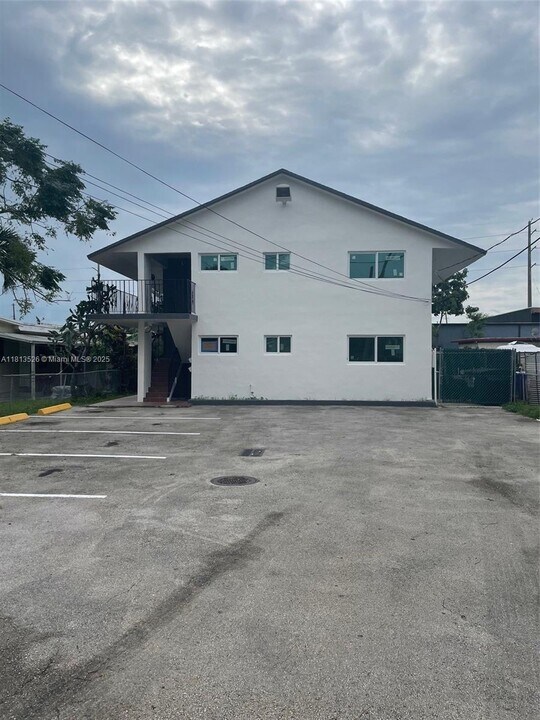 2622 NW 24th St in Miami, FL - Building Photo