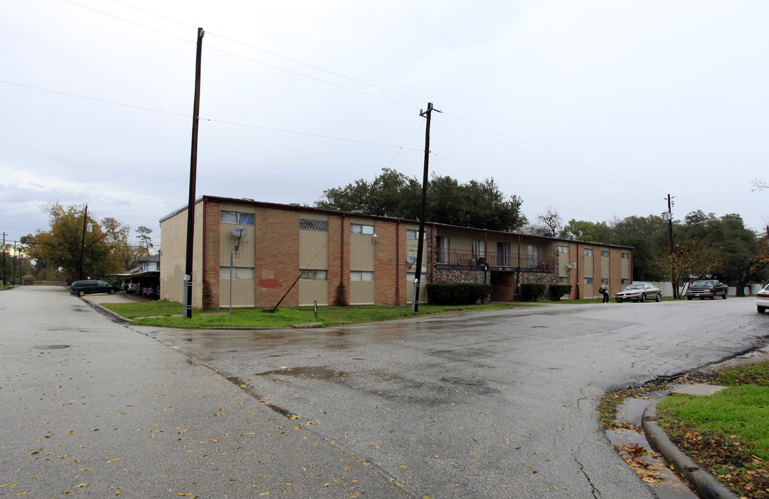 East Village Apartments in Houston, TX - Building Photo