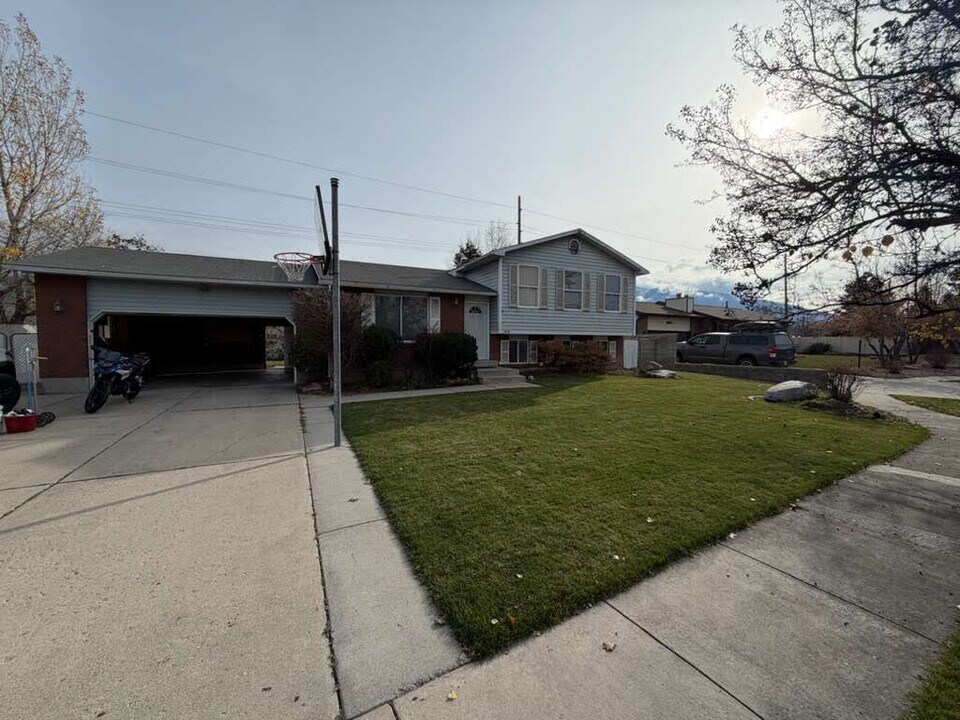 9239 S Keith Dr in Sandy, UT - Building Photo