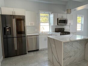 146 Columbia St, Unit 1 in Cambridge, MA - Foto de edificio - Building Photo