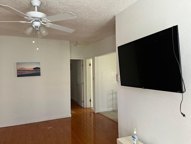 2639 Dobinson St, Unit B in Los Angeles, CA - Foto de edificio - Building Photo