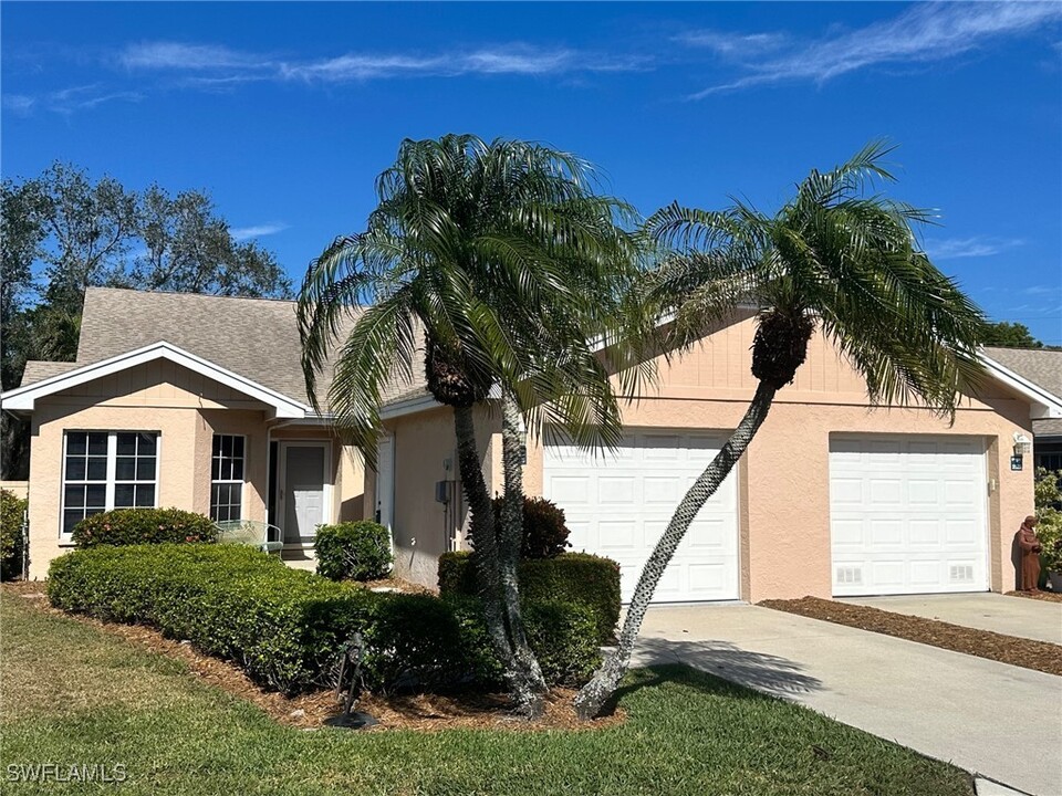 2525 Sailors Way in Naples, FL - Building Photo