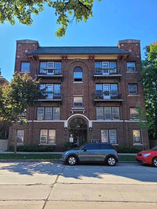 719 Knapp in Milwaukee, WI - Foto de edificio