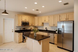 135 Blake Ave in Orange Park, FL - Foto de edificio - Building Photo