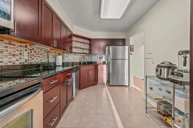 1055 River Rd in Cliffside Park, NJ - Foto de edificio - Building Photo