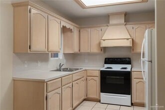 1818 Tierra Dulce Drive, Unit apt 2 in Edinburg, TX - Foto de edificio - Building Photo