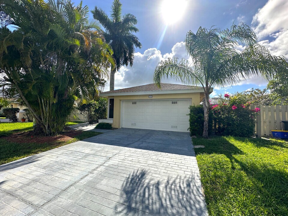 1095 NW 19th Terrace in Delray Beach, FL - Building Photo