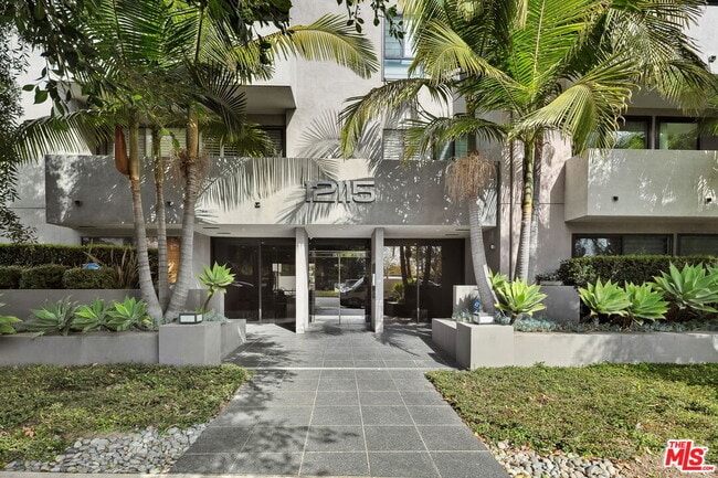 12115 San Vicente Blvd in Los Angeles, CA - Foto de edificio - Building Photo
