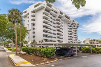 Harbor Oaks Place in Clearwater, FL - Building Photo - Building Photo