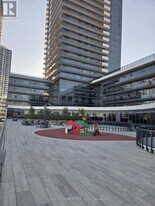 5081 Hurontario St in Mississauga, ON - Building Photo