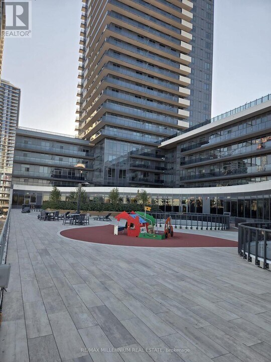 5081 Hurontario St in Mississauga, ON - Building Photo