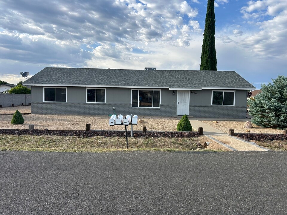 7960 E Buena Vista Dr in Prescott Valley, AZ - Foto de edificio