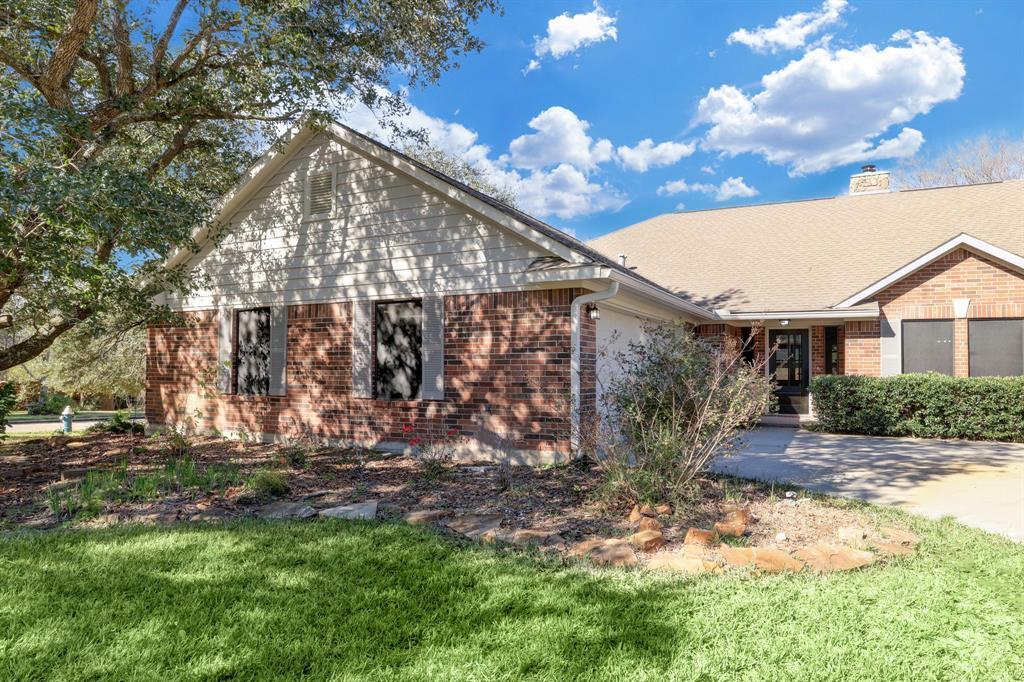 7098 Shadow Lake Dr in Willis, TX - Building Photo