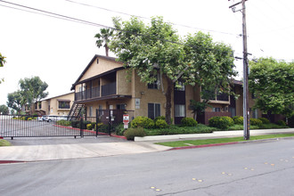 Oakdale Village in El Cajon, CA - Building Photo - Building Photo