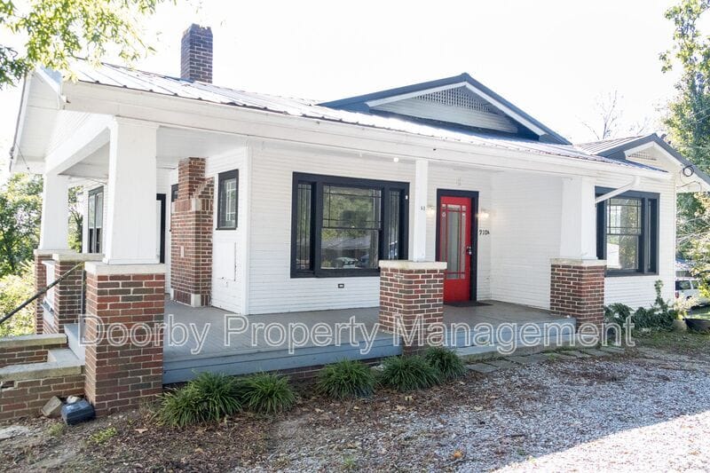 910 S Crest in Chattanooga, TN - Building Photo