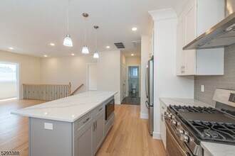 33 Van Dyke St in Wallington, NJ - Building Photo - Building Photo