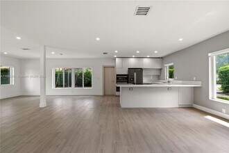 4020 Riviera Dr in Coral Gables, FL - Foto de edificio - Building Photo