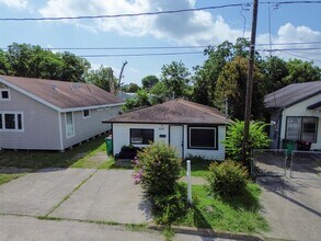 1212 Pine St in Baytown, TX - Building Photo - Building Photo