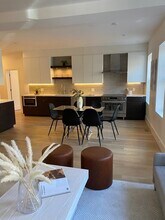 125 Pleasant St, Unit 1 in Brookline, MA - Foto de edificio - Building Photo