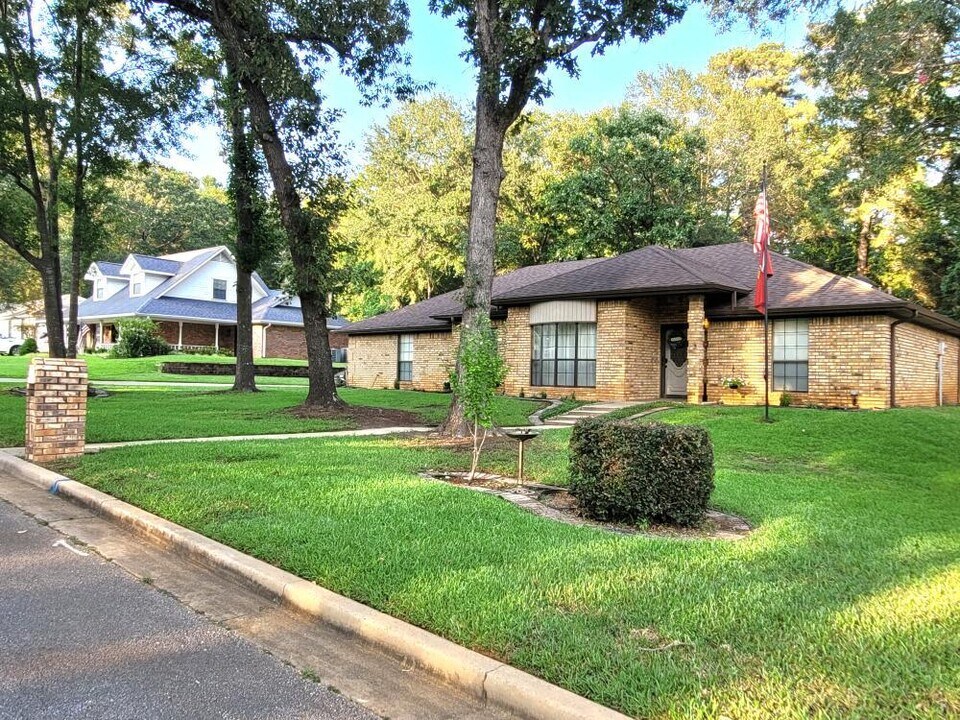 504 Brookhollow Dr in White Oak, TX - Building Photo