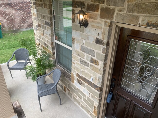 6819 Hunters Trace Ln